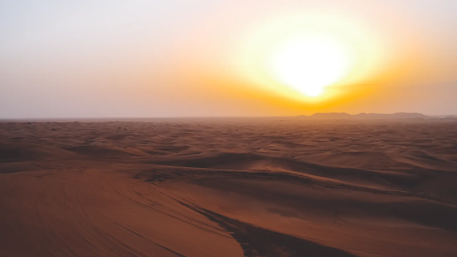 Dunes de sable au coucher de soleil