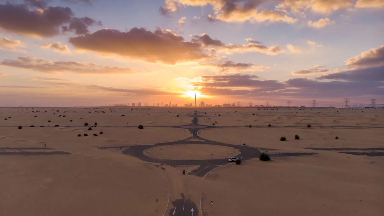 Désert de Dubaï avec skyline en arrière-plan
