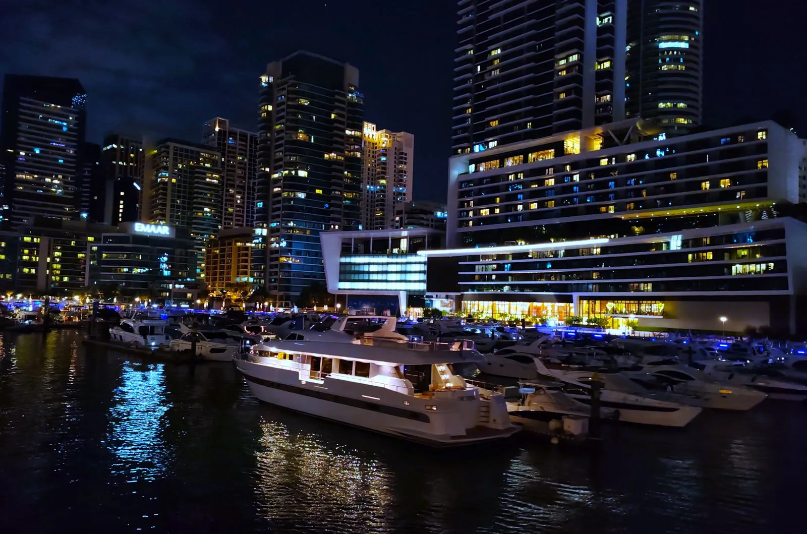 Dubaï Marina et ses gratte-ciels la nuit