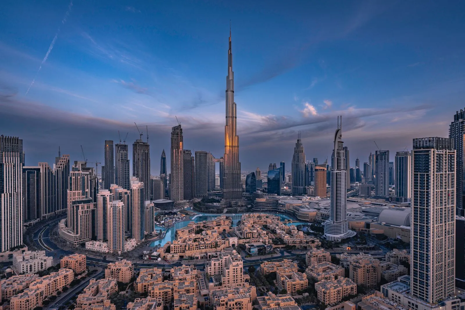 Skyline de Dubaï au crépuscule avec le Burj Khalifa