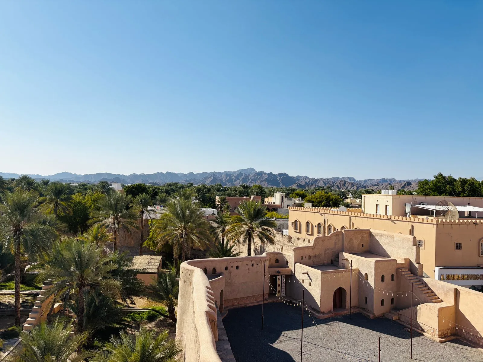 Fort de Nizwa et oasis dans les montagnes Hajar Oman