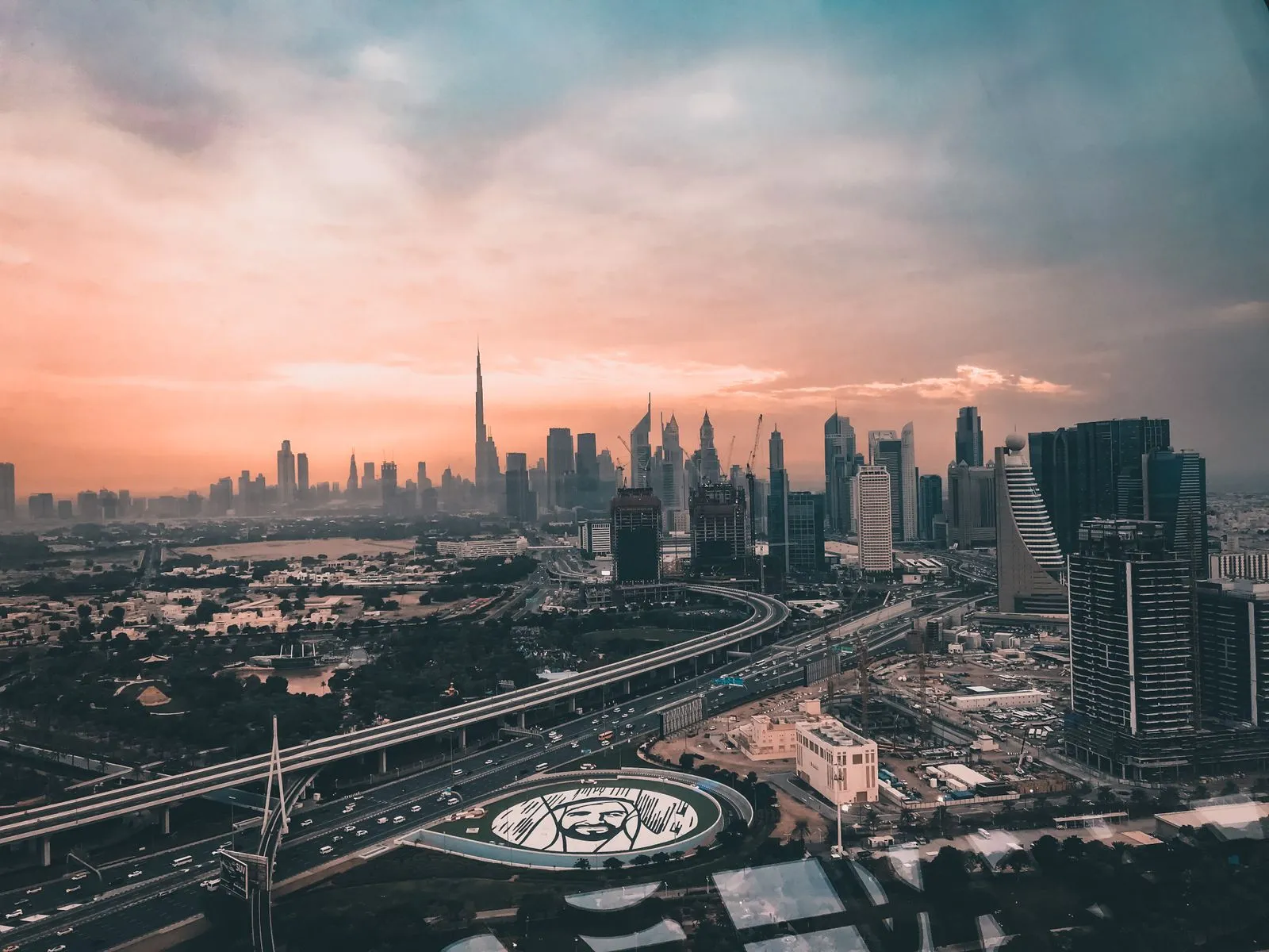 Vue aérienne de Dubaï au golden hour