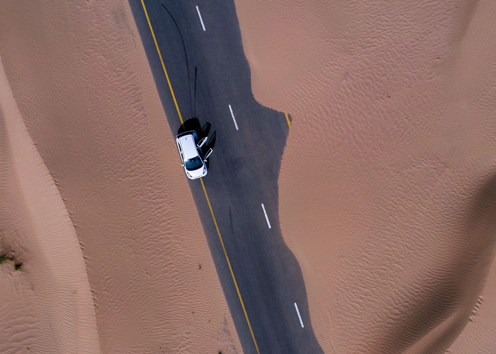 Route du désert aux Émirats arabes unis vue du ciel