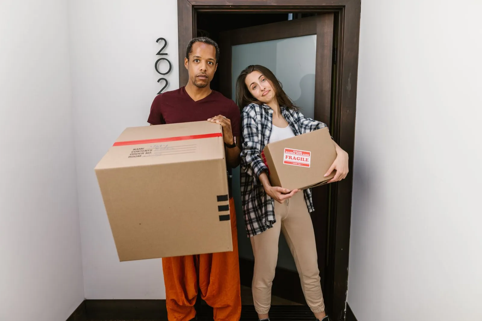 Couple emménageant dans un appartement à Dubaï