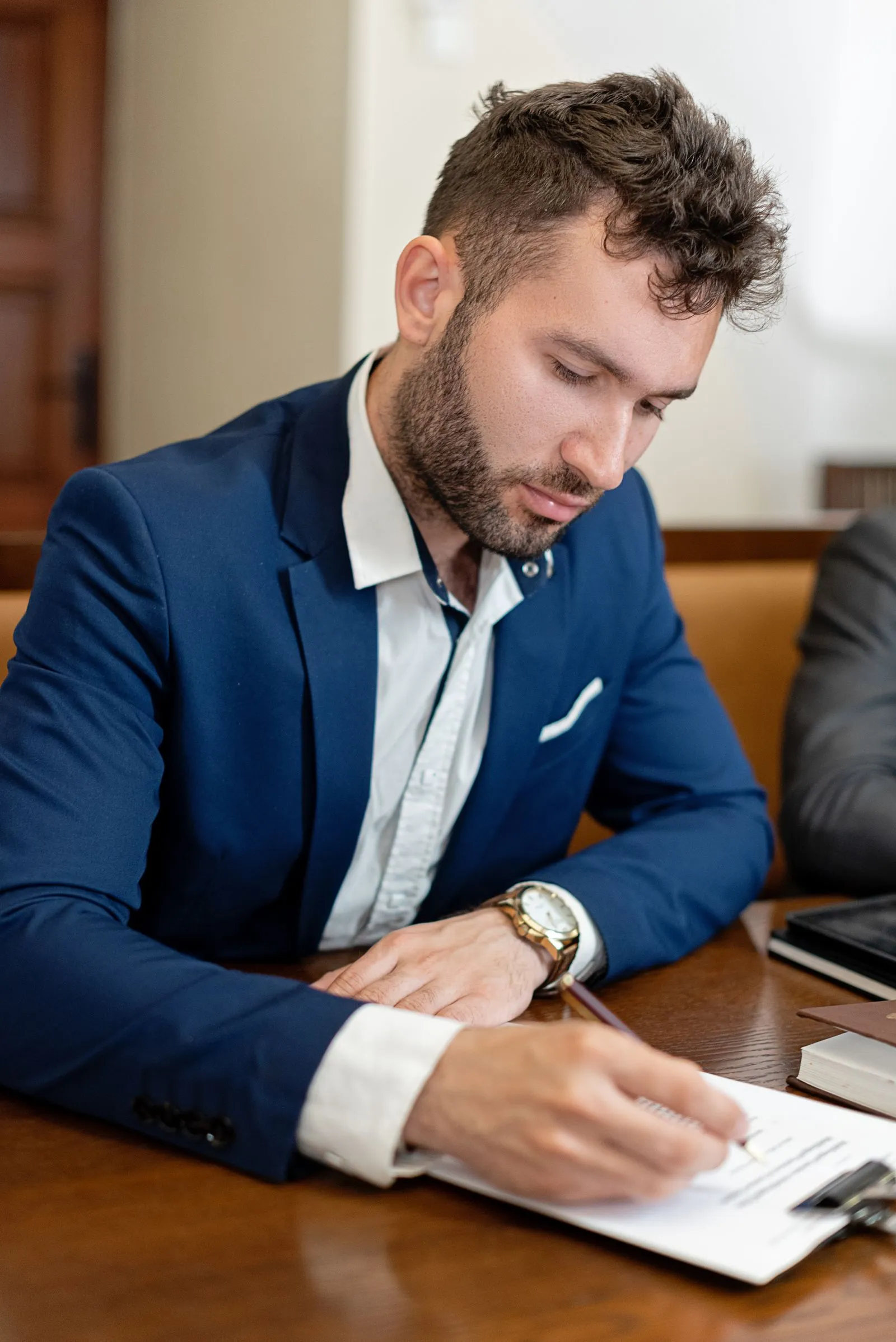 Signature d'un contrat de création de société à Dubaï